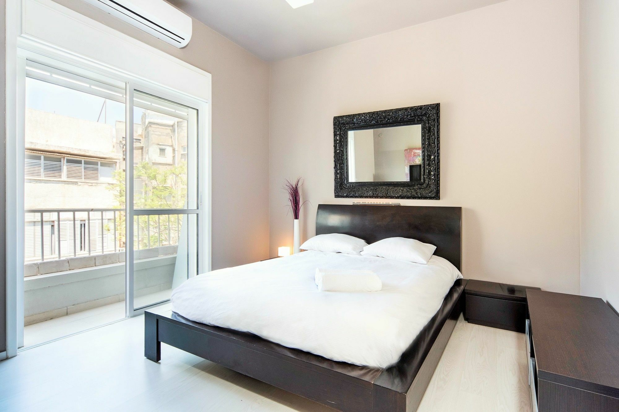 Appartamento Stunning 2Bd W/ Private Balcony By Sea N' Rent Tel Aviv Esterno foto